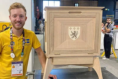 Daniel Löwing med sitt arbetsstycke på WorldSkills 2024