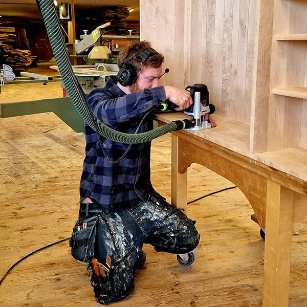 Snickaren Daniel Löwing i arbete