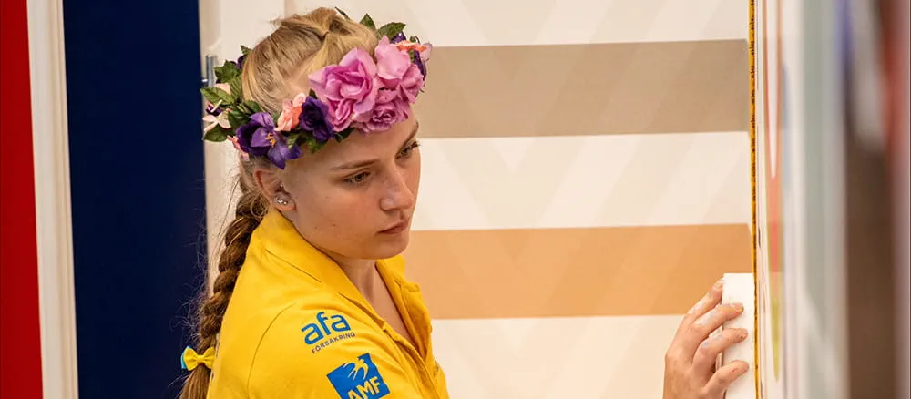 Målaren Wilma Engelbrektsson i arbete
